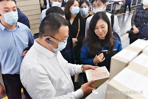 天津市東麗區(qū)區(qū)委組織部干部與甘肅省甘谷縣縣委常委組織部部長李斌斌及全縣各鄉(xiāng)鎮(zhèn)黨委書記等人蒞臨海順印業(yè)參觀學(xué)習(xí)、開展黨建交流會(huì)(圖5)